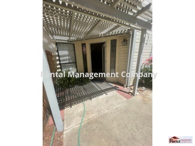 Building Photo - Quiet, spacious condo