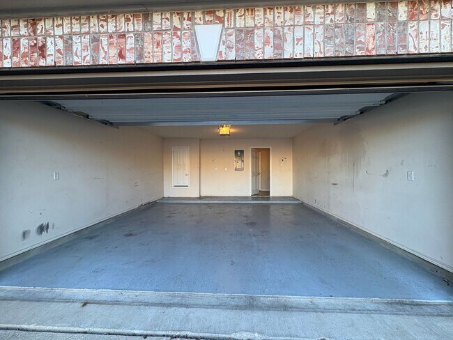 Building Photo - AVAILABLE NOW