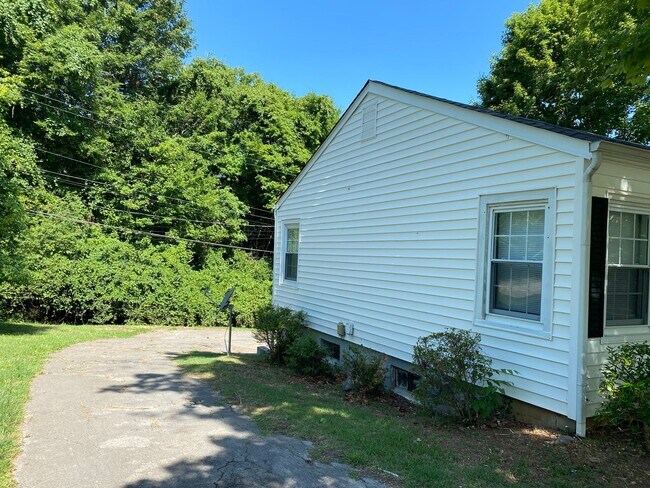 Building Photo - Great location 2 bedroom 1 bath home near APSU and Downtown!