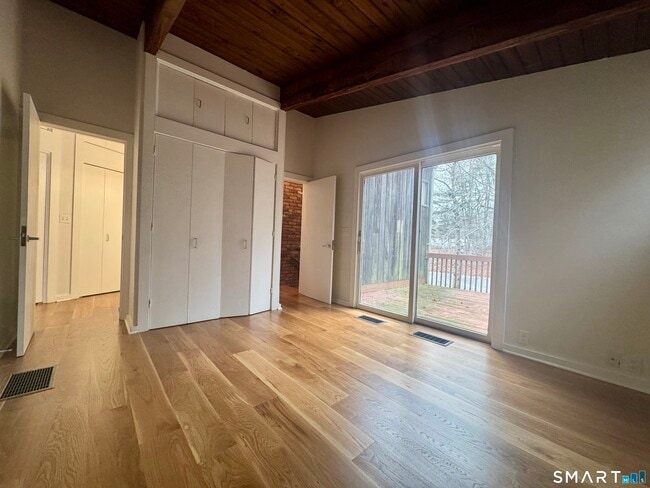 Building Photo - 860 Oakwood Rd