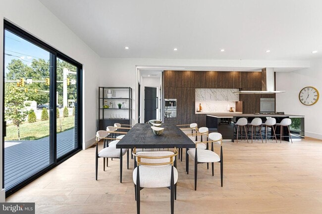 Building Photo - 1733 Chain Bridge Rd