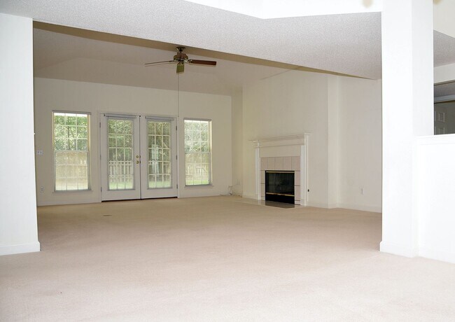 Building Photo - 4 bedroom in Parkwood Estates!