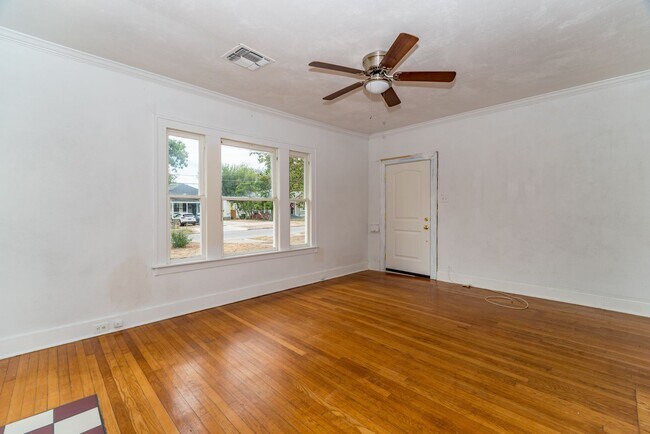 Building Photo - 2-BEDROOM COTTAGE IN TOBIN HILL