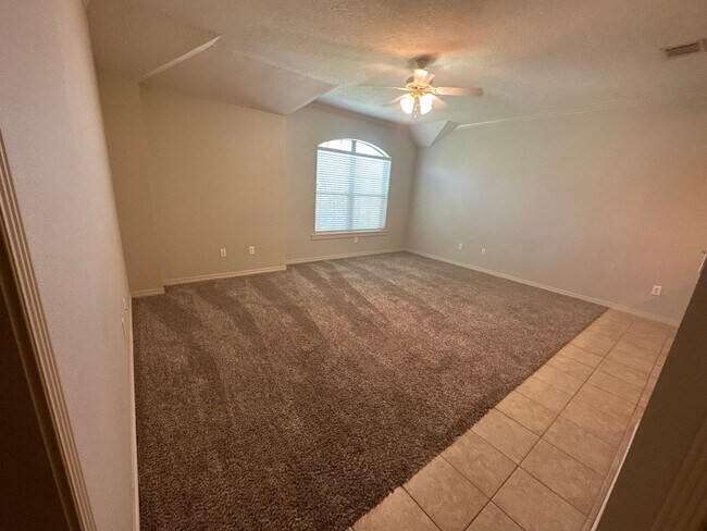 Building Photo - 2 BED 2 BATH TOWNHOME ON SHUTTLE ROUTE NEAR CAMPUS -  WITH POOL!