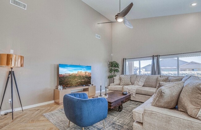 Building Photo - Eastside area for  Short or Long Term Rental(Completely Furnished) Beautiful 4 bed/2.5 baths