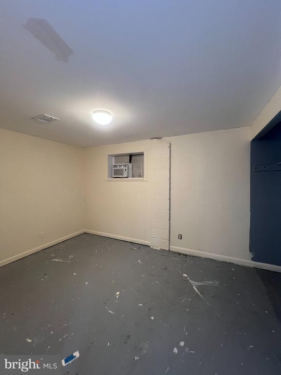 Building Photo - 7297 Jacksonville Ave