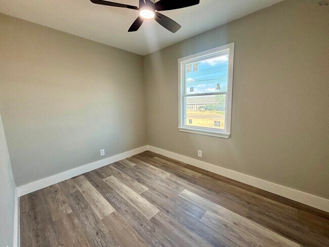 Building Photo - 305 S Louisiana Ct