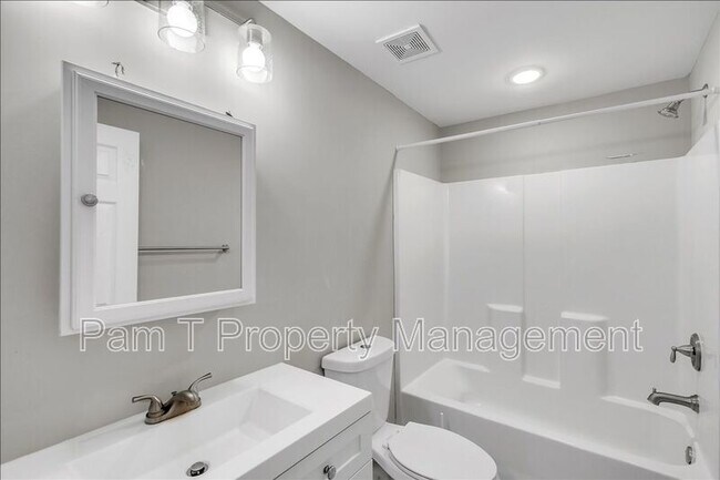 Building Photo - 1024 W 39th St