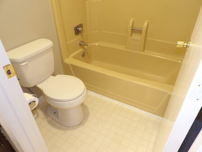 Building Photo - 176 Landings Dr