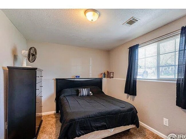 Building Photo - Students Welcome! 4 Bedroom 2 bath split level home - Available in June!