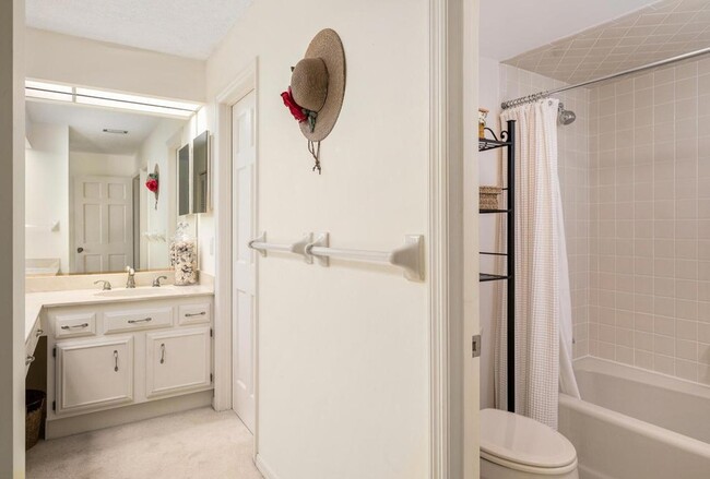 Building Photo - 2 Park Shores Cir