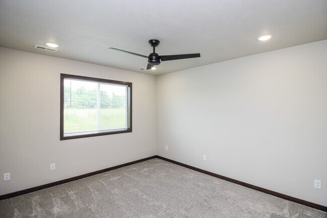 Building Photo - Newer 3 bed 2 bath in Tea  Special rate $1775 with a 13 month lease