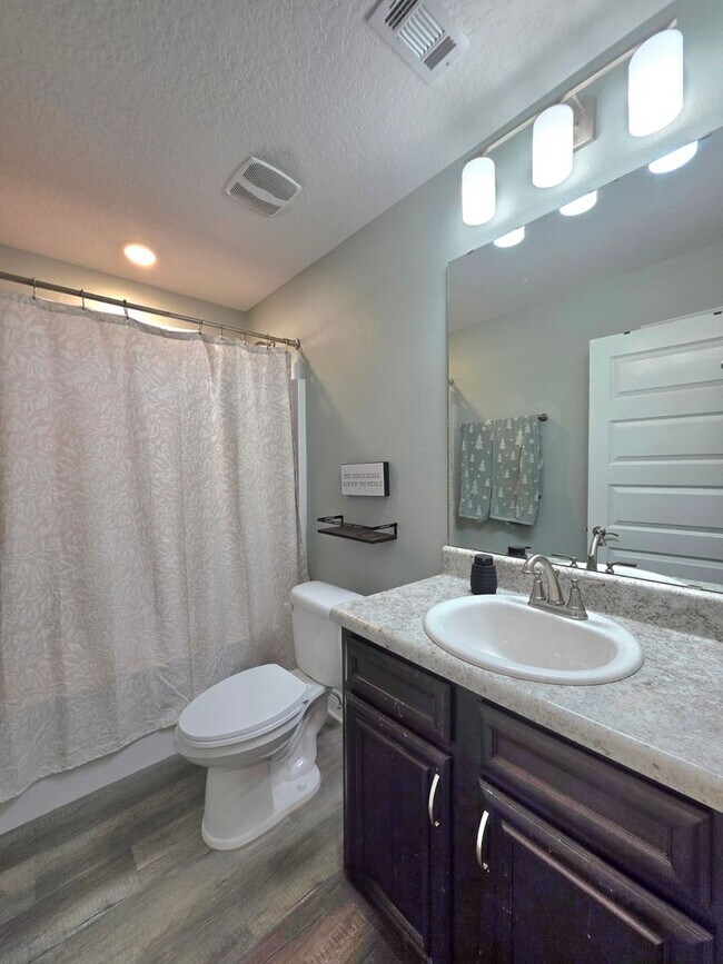 Building Photo - Splendid 3 Bed/2.5 Bath Home