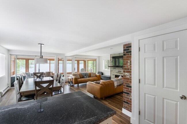 Building Photo - 6 Paquette Ln