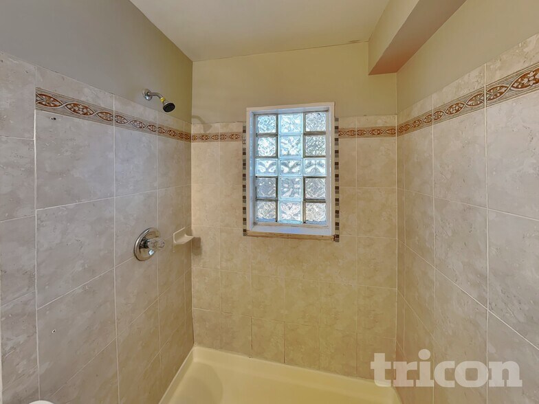 Building Photo - 801 Maraval Ct