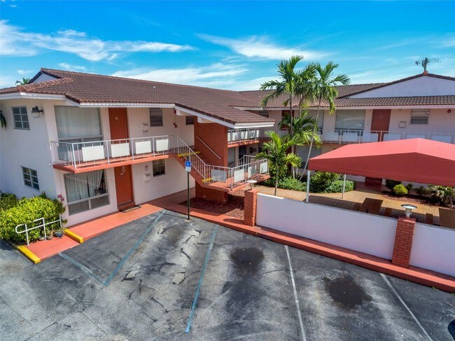 Building Photo - 4800 Hollywood Blvd - 1H