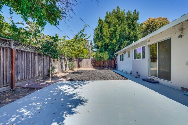 Building Photo - 3 Bedroom Gem near Santana Row.  Convenien...