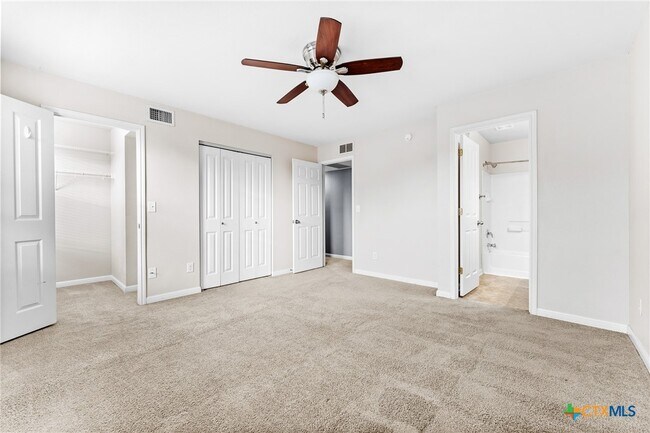 Building Photo - 320 Trestle Tree