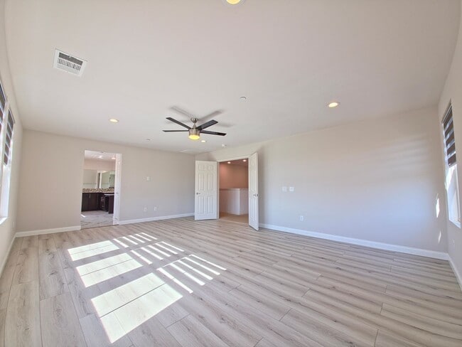 Building Photo - MOVE-IN READY - Upgraded 5+4 in Simi w/mou...
