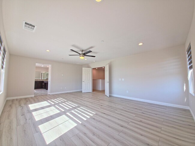 Building Photo - MOVE-IN READY 5+4 in Simi w/mountain views...