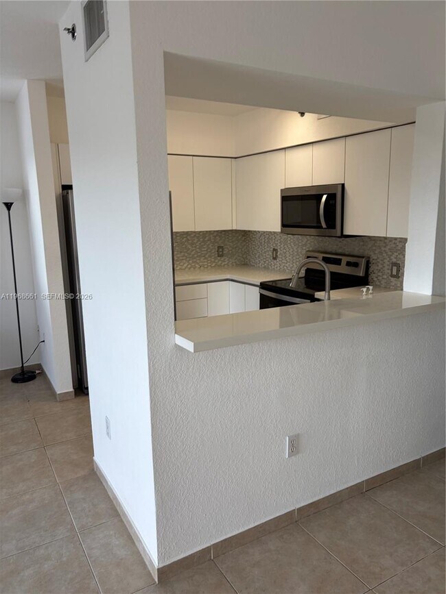 Building Photo - 9300 Fontainebleau Blvd