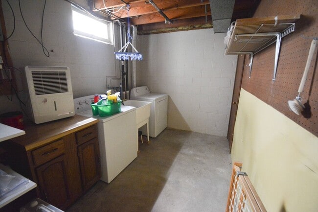 Building Photo - 4 Bed, 2 Bath Home for Rent – Great Locati...