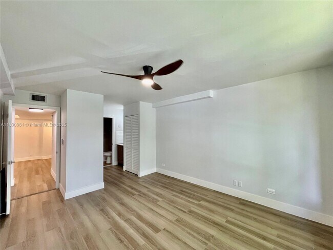 Building Photo - 3680 Inverrary Dr