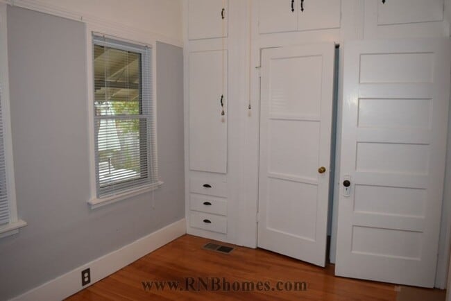 Building Photo - 1121 Dolores Way