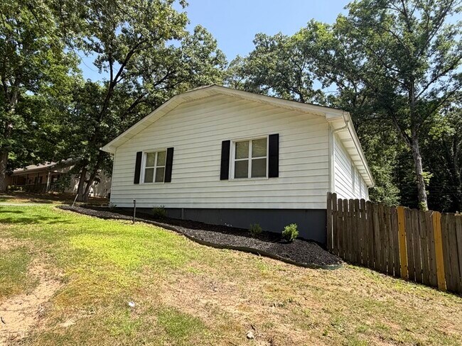 Building Photo - 5 Raleigh Ln