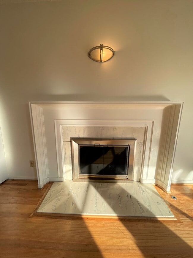 Building Photo - Central Ventura Home with Large Yard!