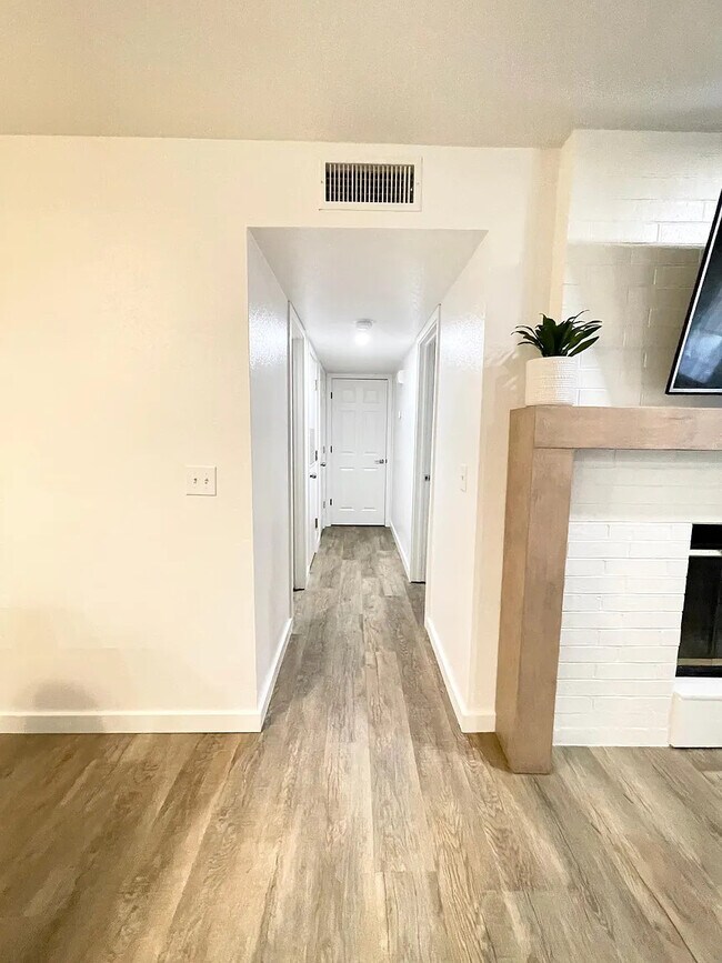 Building Photo - 4400 Hemingway Dr