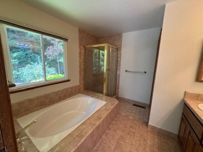 Building Photo - Spacious 4 bedroom, single level home in M...