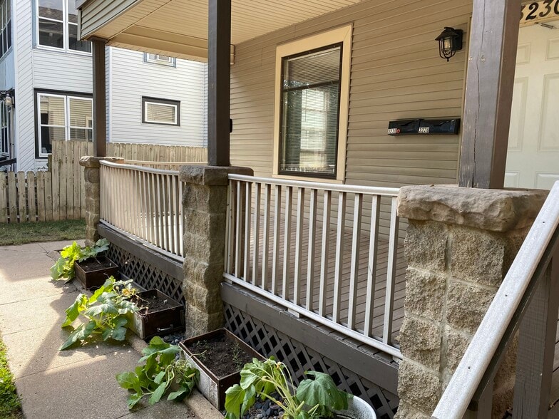 Front Deck Area - 3228 3rd Ave S