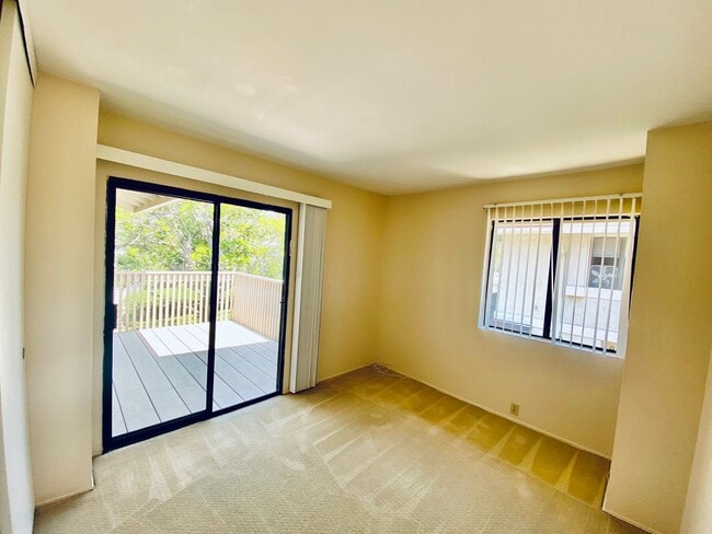 Building Photo - Spacious Condo with A Large Patio and Upstiars Balcony! Parking and Water Included!