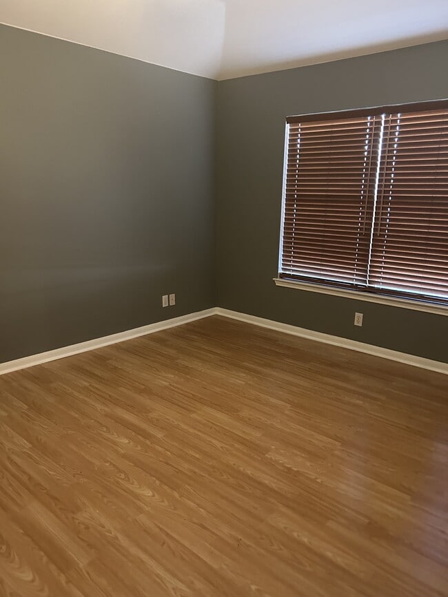 Building Photo - 210 Bailey Loop