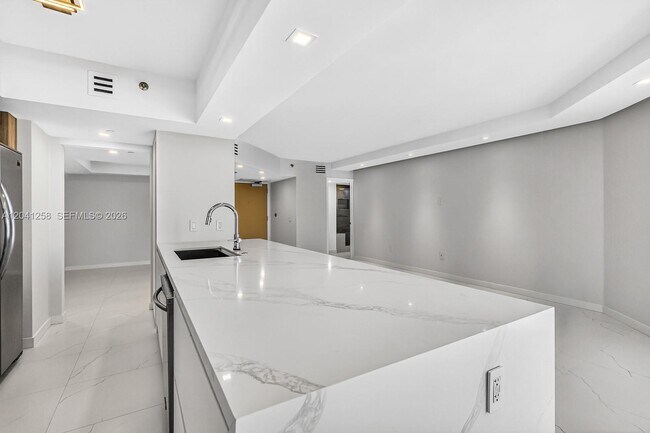 Building Photo - 16445 Collins Ave
