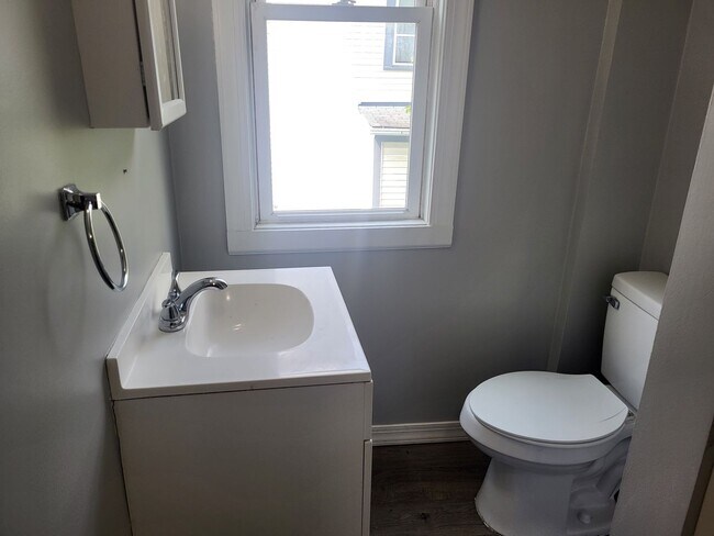 Building Photo - Spacious 2 bedroom in Mt Oliver! Available Now!