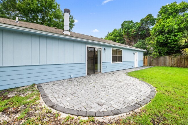 Building Photo - 349 Primrose Cir