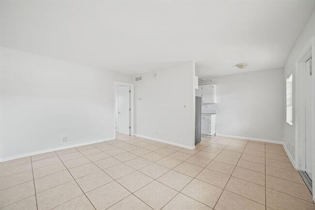 Building Photo - 461 Sunshine Dr