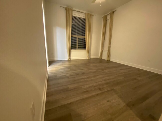 Building Photo - Luxury Townhome!