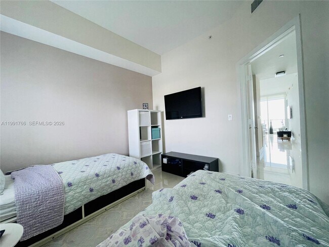 Building Photo - 2020 N Bayshore Dr