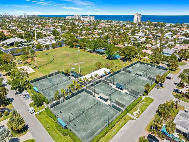 Building Photo - 2754 NE 31st Ct