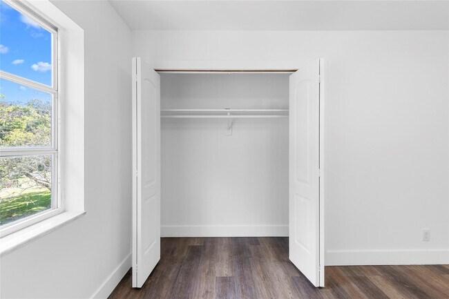 Building Photo - 2800 N Palm Aire Dr