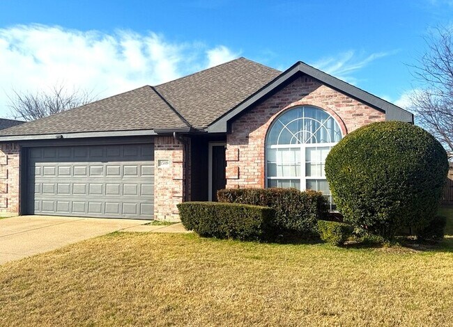 Building Photo - Welcome home to this spacious 3-bedroom, 2-bath home offering approximately 1,763 square feet of ...