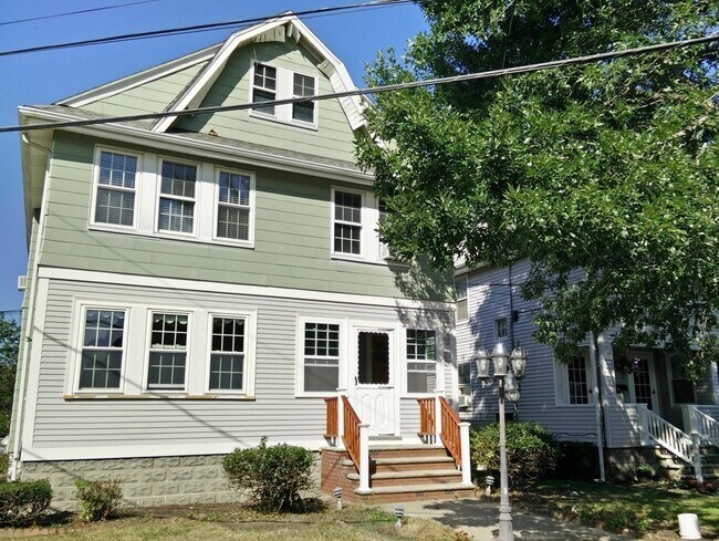 Building Photo - 27 Parker St
