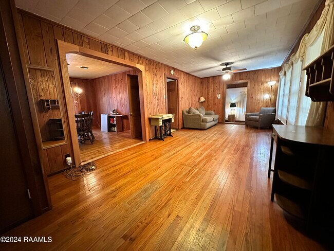 Building Photo - 115 Fallbrook Ave