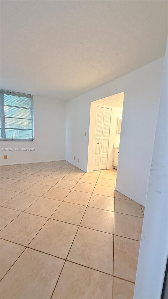 Building Photo - 1811 Sabal Palm Dr