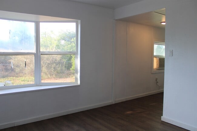 Building Photo - 303 W Taylor St
