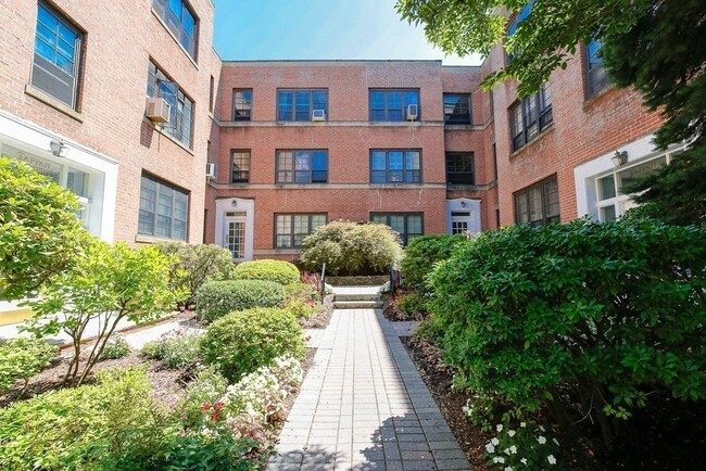 Building Photo - 341 Tappan St