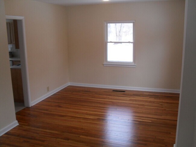 Building Photo - **3-BEDROOM HOME W/ ATTACHED GARAGE IN BEECHWOLD!!**